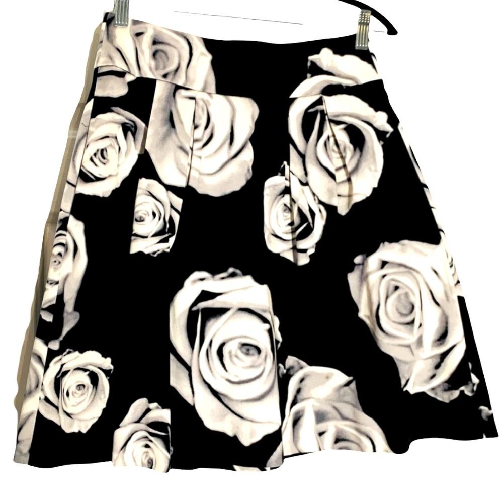 WHBM White Rose Mini skirt. ❤️
